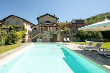 Country house with pool and outbuilding Fivizzano
