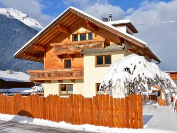 Hilltop apartment in Umhausen with garden
