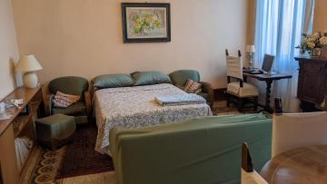 Double bedroom in Beautiful 30's style apartment