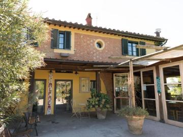 Rustic holiday home in Pontedera with shared pool
