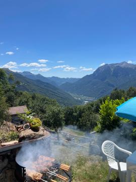 incantevole piccola baita di montagna con camino