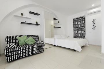 Black and White apartment by Wonderful Italy