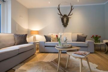 Chalet Green Pastures, up to 12, romantic country side farm with pool near Salzburg