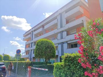 Large Panoramic Terrace 2-bedroom in Viareggio sleeps 4
