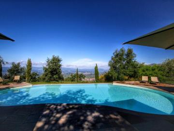 Cozy Farmhouse with Swimming Pool in Tuscany