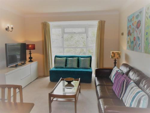 2 Bedroom Apartment in Stratton Court Central Surbiton incl Free Parking