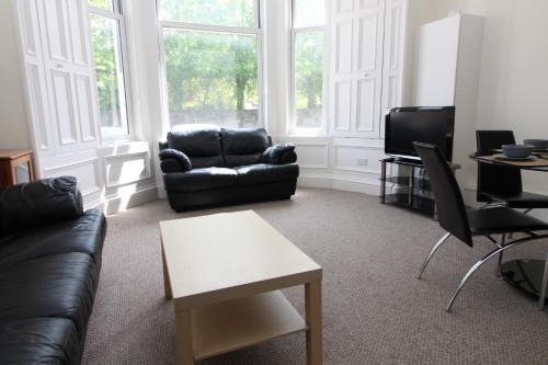 Central Two bedroom Victorian Apartment with Free Parking