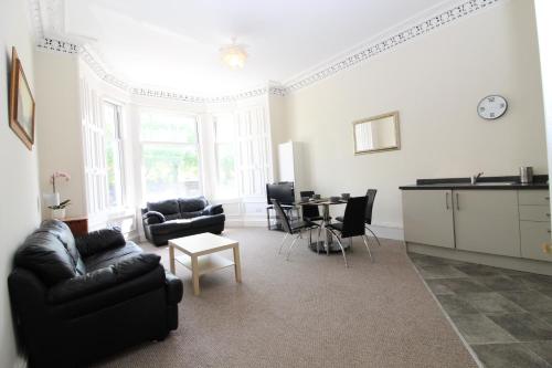 Central Two bedroom Victorian Apartment with Free Parking