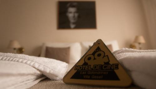 un letrero en una cama que dice "no entres en pánico" at Hotel de Cine Les Golondrines in Villa Gesell