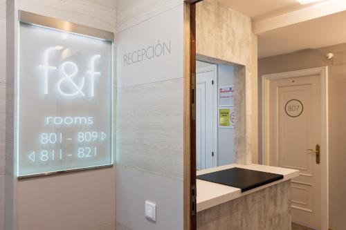 Un baño con un rótulo para una habitación gratuita en la Pension Residence F&F de Santiago de Compostela