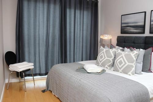 Aisiki Apartments at Clarendon Lofts, 2 Bedrooms and 2 Bathrooms Flat, King or Twin beds, with FREE WIFI and FREE PARKING