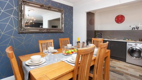 The Station Apartment- A Stunning Space, Close To The City Centre