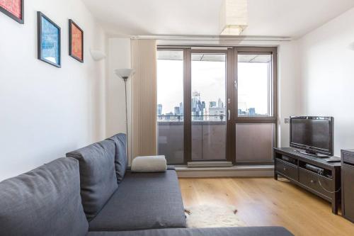 Modern 1 bedroom apartment in E1 with great views