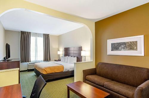 Quality Inn & Suites Near Tanger Outlet Mall