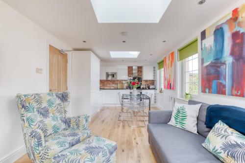Central Bright 3 Bed Flat with Secure Parking