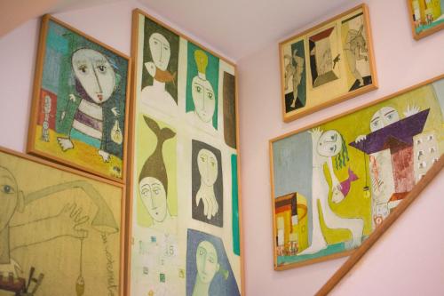un grupo de cuadros colgados en una pared en Libredón Rooms en Santiago de Compostela