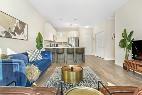 Absolutely Beautiful and Artsy 2BR Apartment in Oakbrook OAK18