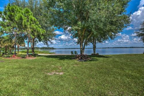 Charming Waterfront Home in Frostproof with Lake View