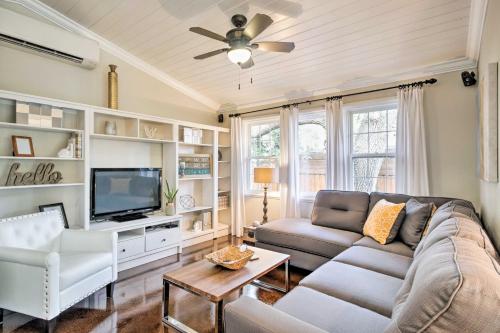 Chic Sarasota Cottage - Mins to Beach and Downtown!