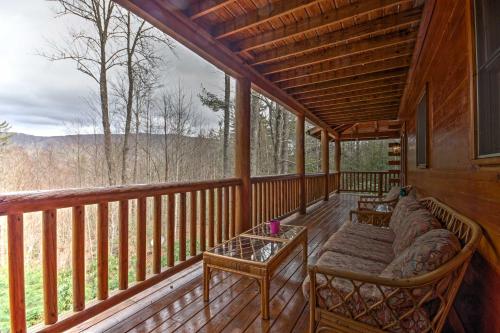 Pristine Sapphire Resort Cabin with Deck and Game Room