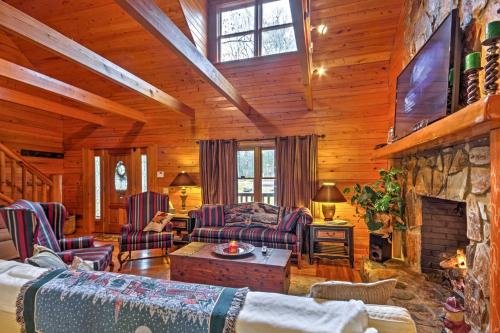 Pristine Sapphire Resort Cabin with Deck and Game Room