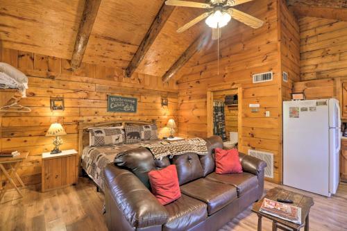 Broken Bow Cabin with Hot Tub and BBQ - 4 Mi to Lake!