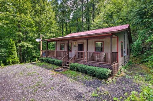 Bryson City Cabin in Smoky Mountains with Hot Tub!