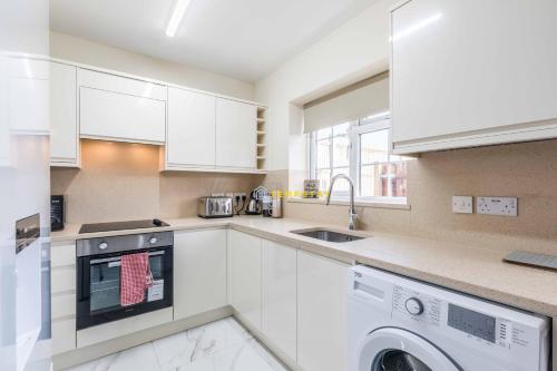 2 BED Modern apartment. Close to station & PARKING