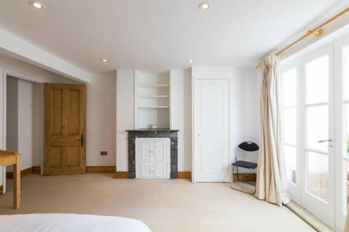 Fabulous 4-Bed House in Fulham with Garden!
