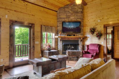 Mystical Creek Pool Lodge #600 by Aunt Bug's Cabin Rentals