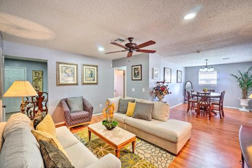 Charming Moore Retreat with Patio about 8 Mi to Dtwn OKC