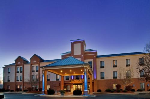 Holiday Inn Express & Suites Lansing-Leavenworth, an IHG Hotel