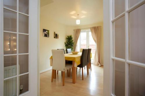 Stylish Home with self check-in, free parking, garden, Wifi and Netflix just 7mins from Leeds