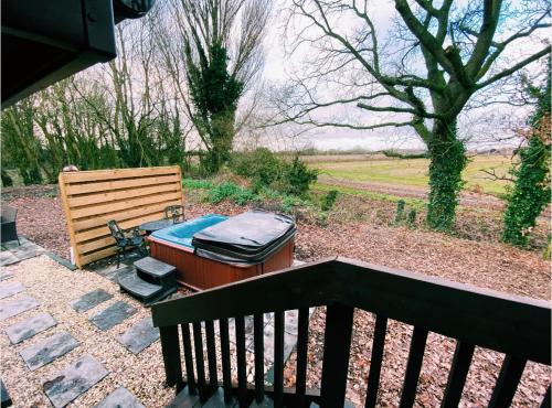 Squirrel Lodge at Owlet Hideaway - with Hot Tub, Near York