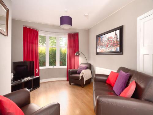 Bright, Comfy & Homely base for 4, & free parking!