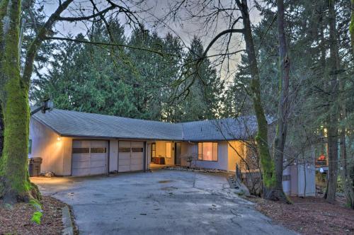 Tigard Retreat with Deck, 15 Mins From Portland!