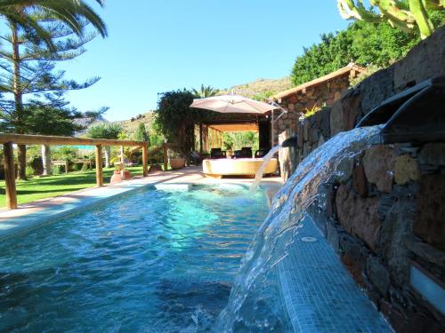 One bedroom villa with jacuzzi enclosed garden and wifi at San Bartolome de Tirajana