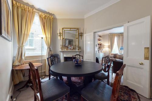 Amazing 5 Bed Flat in the Heart of Chelsea for up to 6 people