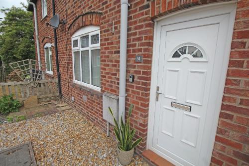 Prenton Place by Copper House - 3 Bedroom Home with Parking - Chester City Centre - Sleeps 8