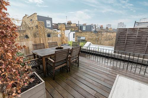 Stylish 2-bed flat w/ terrace near Battersea Park