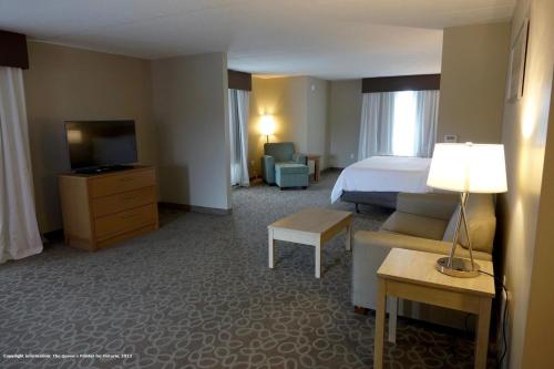 Holiday Inn Express & Suites Oshawa Downtown - Toronto Area, an IHG Hotel