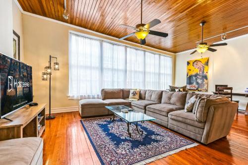 Hosteeva Huge 4-bedroom, 2-living room Condo in the Heart of New Orleans