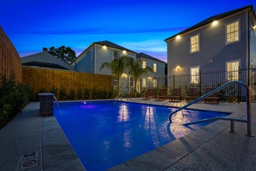 Hosteeva Chic 4 BR Condo with High-end Upgrades Pool & Perfect Location