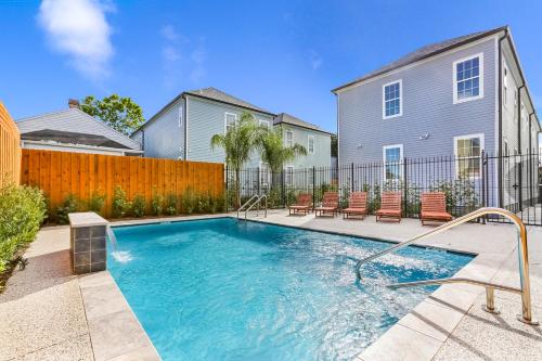 Hosteeva Stunning 4 BR Condo w Pool Steps to St Charles Ave