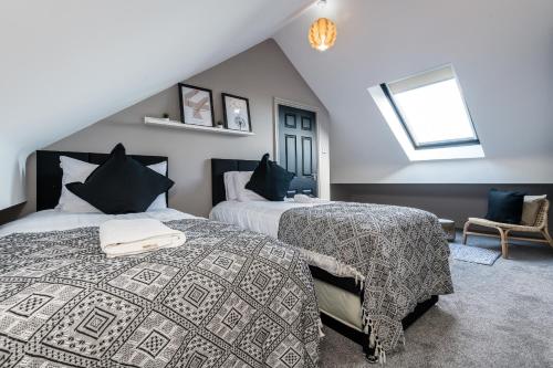 Air Host and Stay - Birchfield Lodge - Sleeps 10 Amazing spacious house
