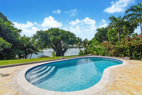 Tropical Lake House with Fishing - Minutes to beach