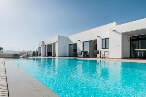 Villa Tendereteros - 4 Bedrooms large pool and hot tub