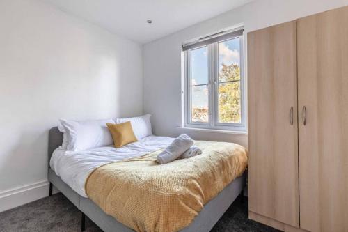MODERN APARTMENT ON EGHAM HIGH ST and CLOSE TO ROYAL HOLLOWAY