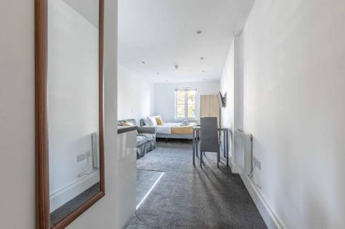 MODERN APARTMENT ON EGHAM HIGH ST and CLOSE TO ROYAL HOLLOWAY