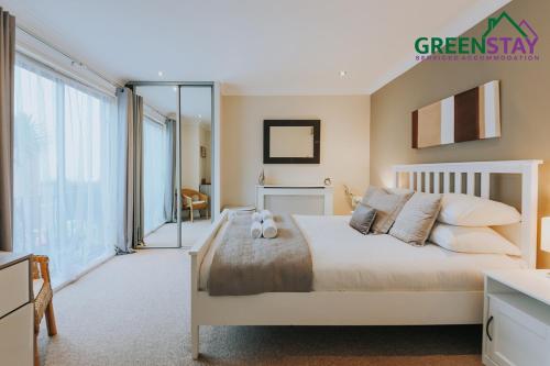 "The Penthouse Newquay" by Greenstay Serviced Accommodation - Stunning 3 Bed Apartment - Ideal for Families, Mixed Groups, Contractors and Relocations -Parking , Netflix, Wi-Fi & Close To All Beaches & Restaurants